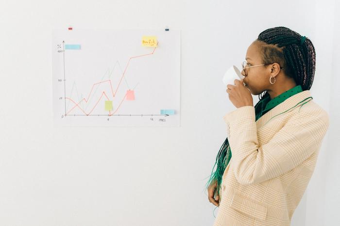 Une femme devant un graphique de DCA en bourse
