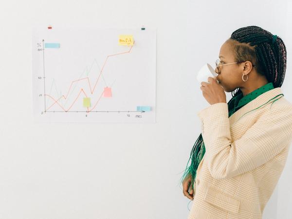 Une femme devant un graphique de DCA en bourse