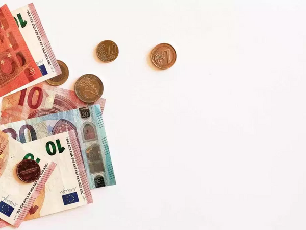 Des billets de banque et pièces