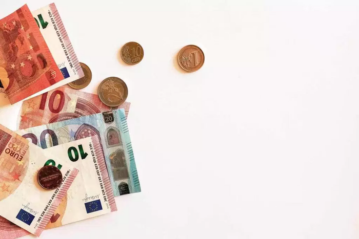 Des billets de banque et pièces