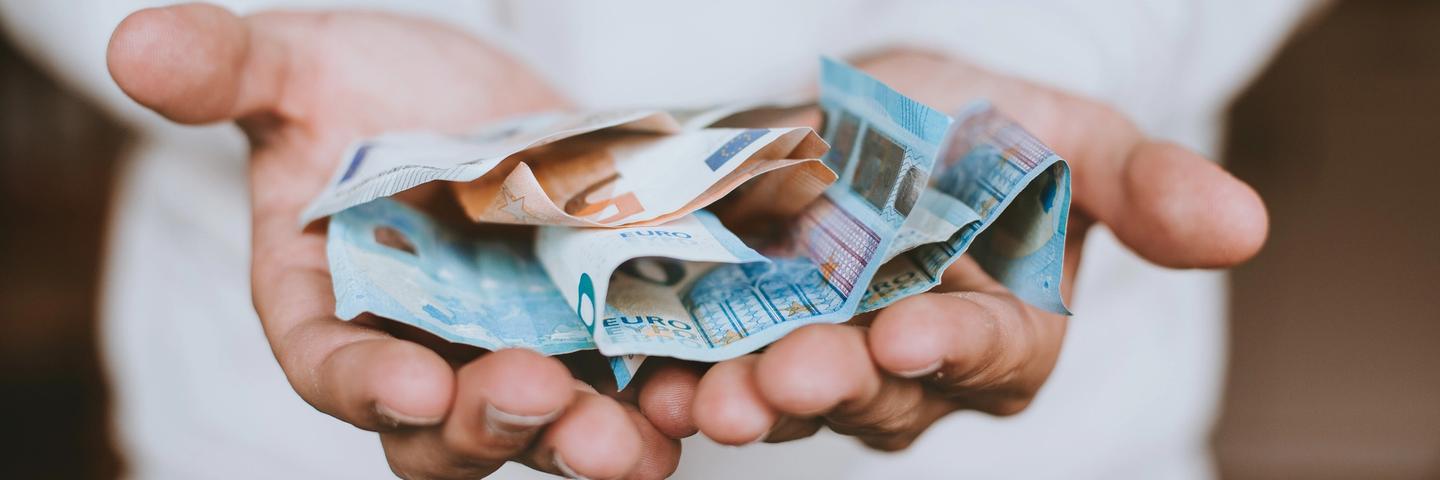 Des billets dans des mains