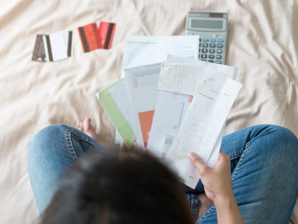 Une femme avec des factures de crédits conso