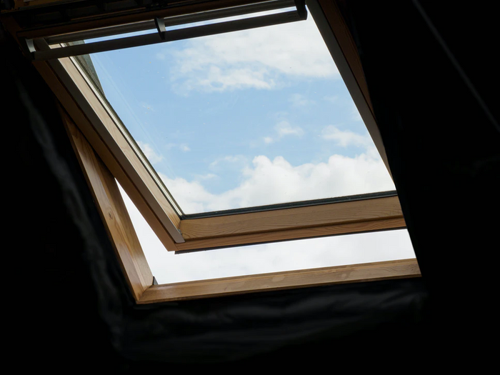 Une fenêtre de velux ouverte