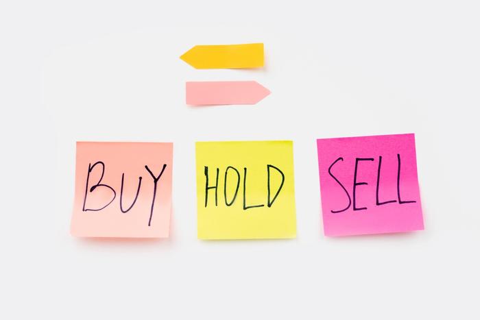 Des termes de bourse écrits sur des PostIt