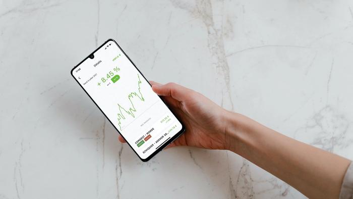 Un téléphone qui affiche l'interface de Mon Petit Placement