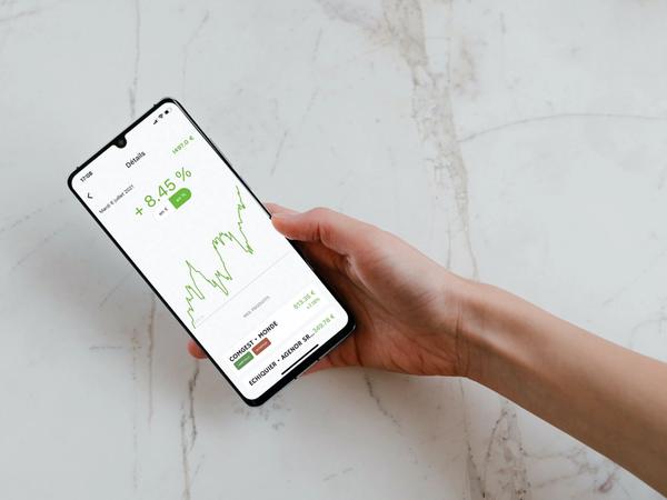 Un téléphone qui affiche l'interface de Mon Petit Placement