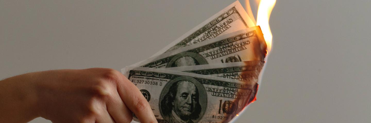 Des billets en train de bruler