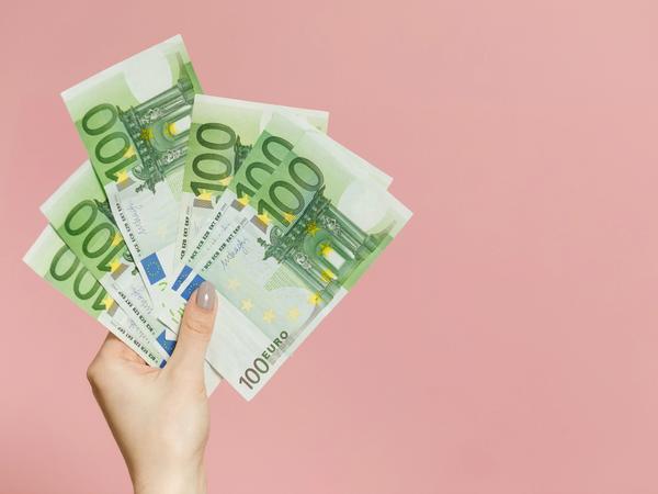 Des billets en euros dans une main