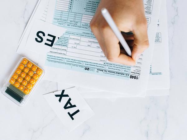 Une personne déclare ses impôts pour son compte titre