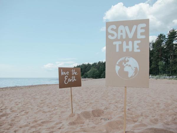 Des pancartes pour la protection de la planète