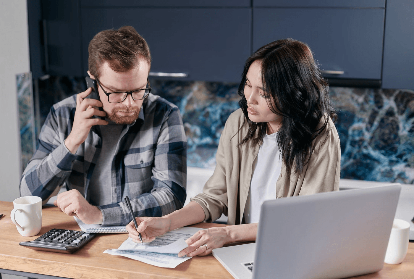 Un couple qui gère ses crédits