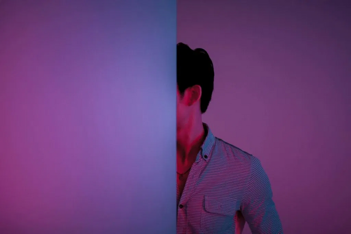 Une personne au visage caché