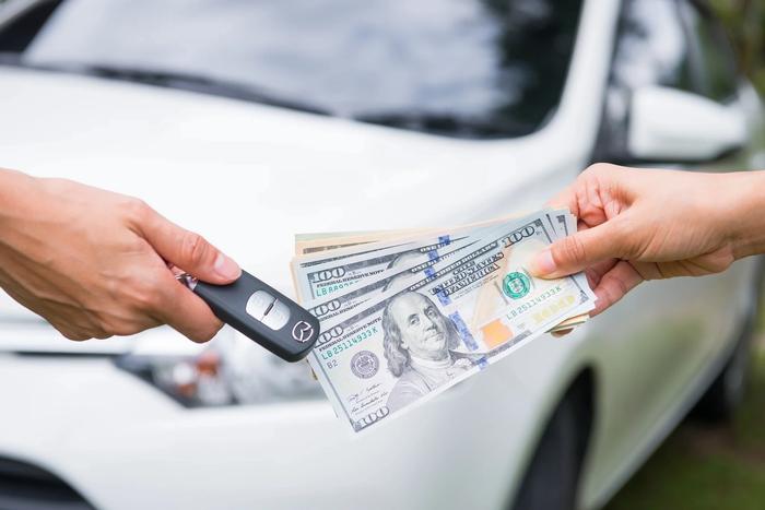 Échange des clefs de voiture contre de billets
