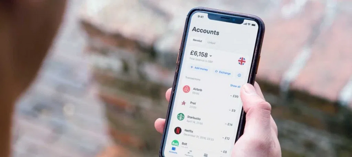 Un téléphone dans une main avec l'application Revolut