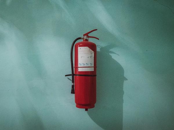Un extincteur d'urgence symbole de l'épargne de précaution