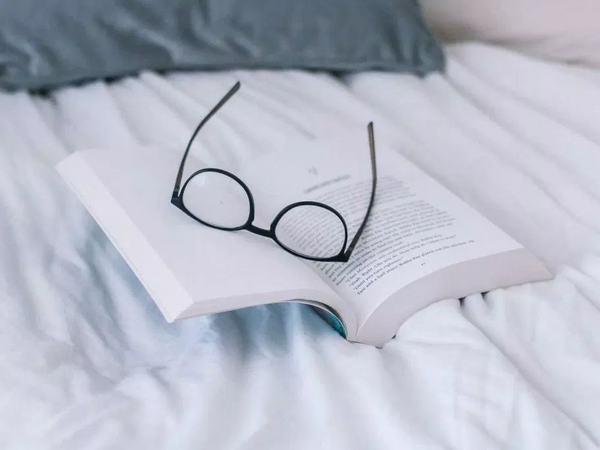 Livre Père Riche Père Pauvre sur un lit