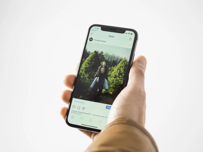 Un téléphone ouvert sur un compte Instagram