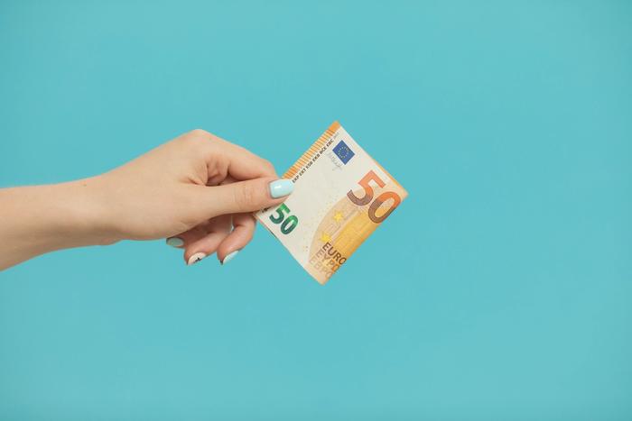 Une main qui tient un billet