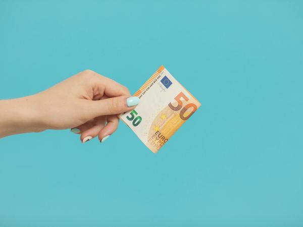 Une main qui tient un billet
