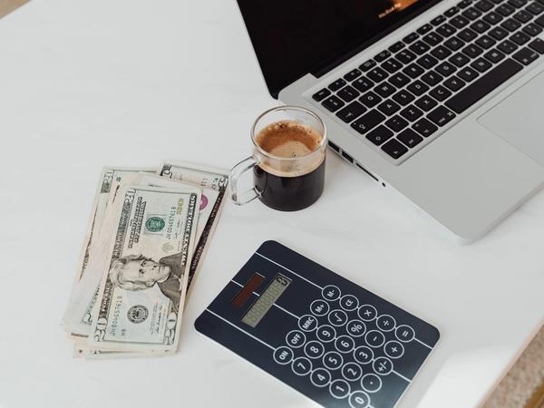 Une calculatrice sur un bureau avec un contrat d'assurance vie