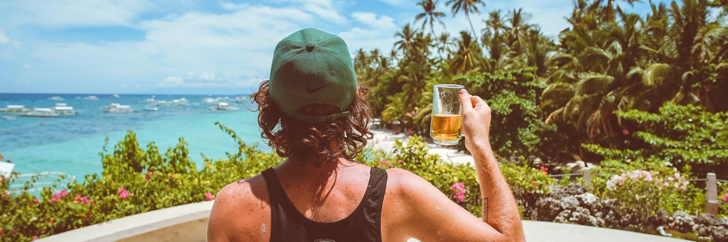 Une personne partant en vacances pas cher