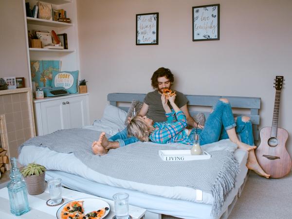 Un couple mange de la pizza