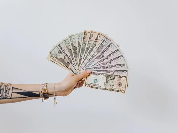 Une femme qui tient de l'argent dans sa main
