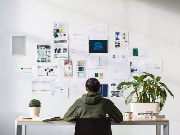 Un homme en train de faire une formation en ligne