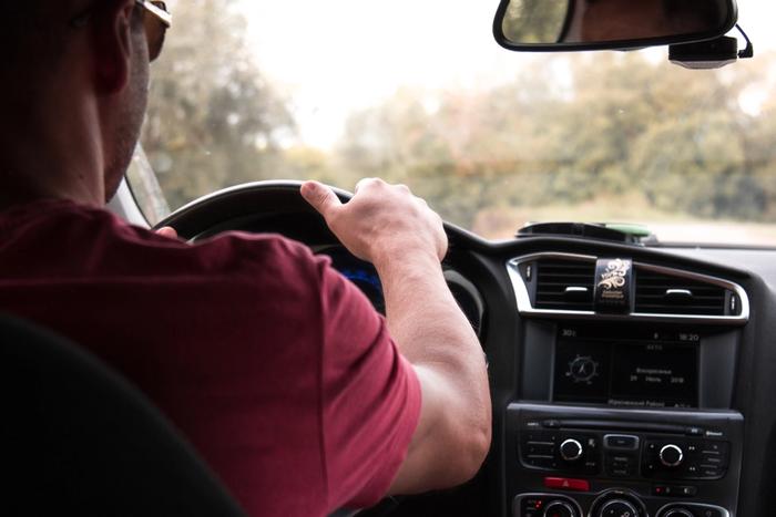 Un homme en train de passer le permis