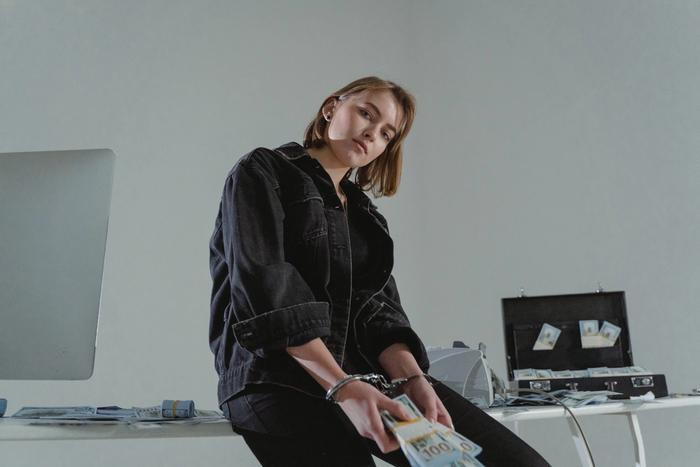 Une femme avec de l'argent pour investir jeune