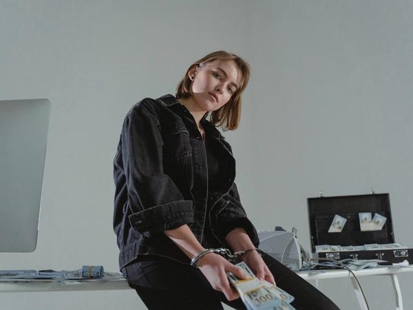 Une femme avec de l'argent pour investir jeune