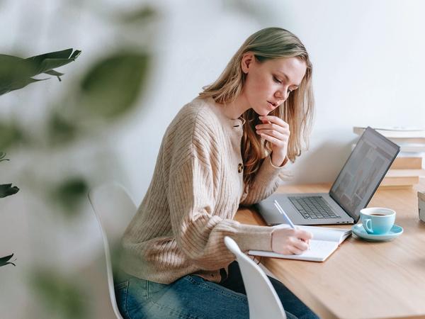 Une femme en train de chercher la meilleure assurance-vie