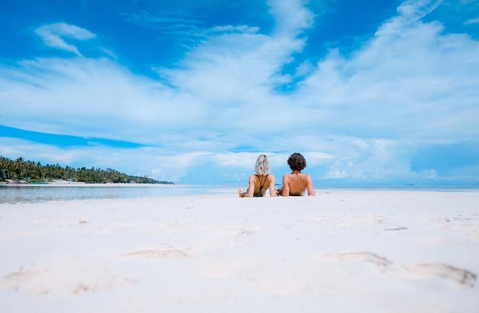 Femmes pendant des vacances pas chères