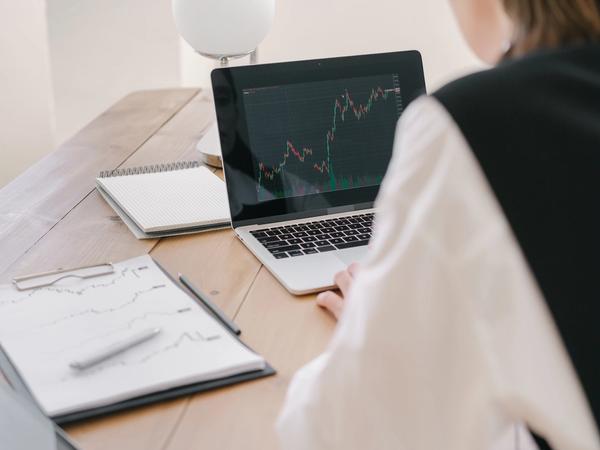 Une femme en train d'ouvrir un compte titre