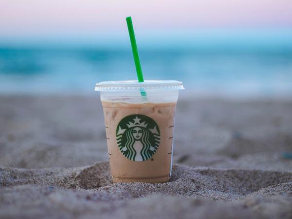 Un gobelet de café glacé dans le sable