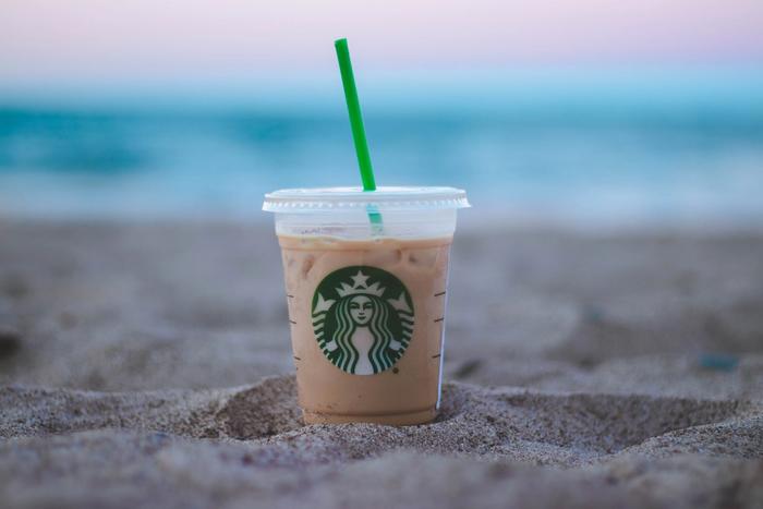 Un gobelet de café glacé dans le sable