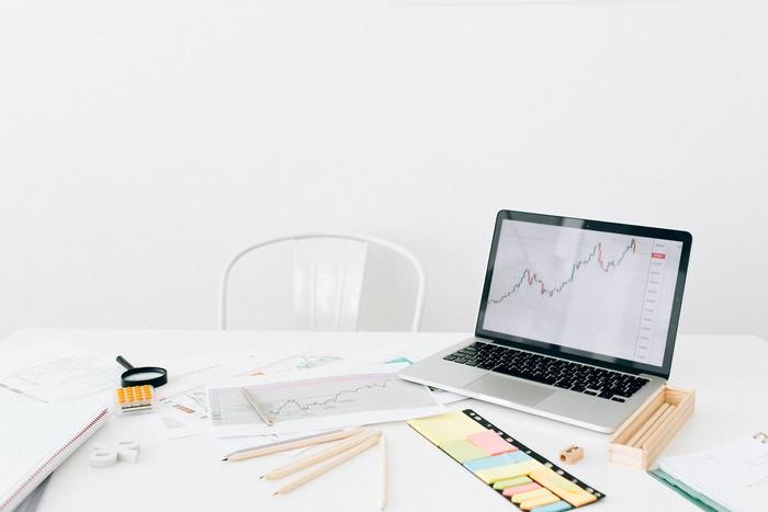 Un ordinateur affiche les performances d'un ETF