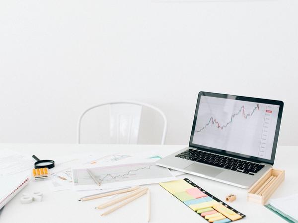 Un ordinateur affiche les performances d'un ETF