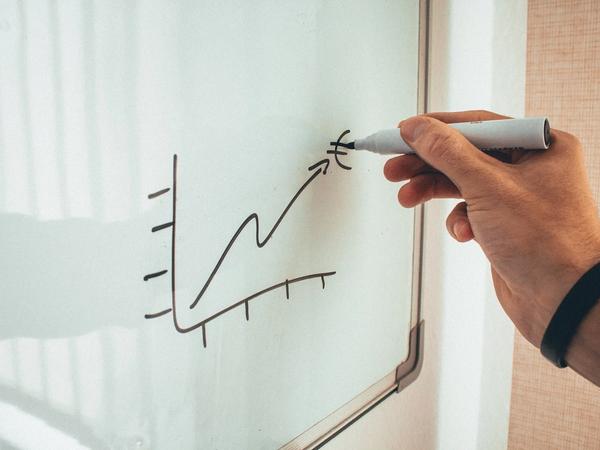 Un schéma qui montre les avantages du PEA