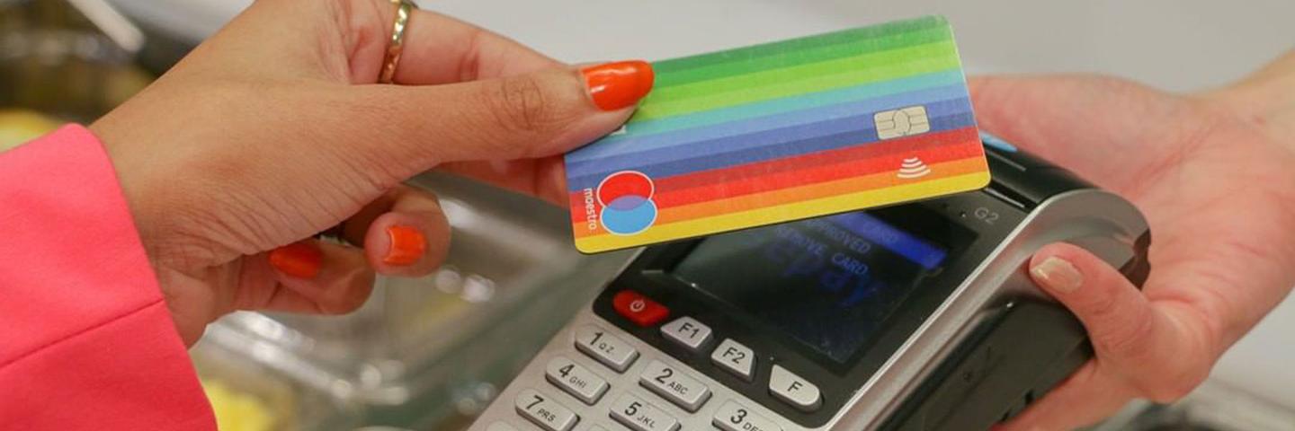Carte de paiement multicolore de la néobanque Bunq
