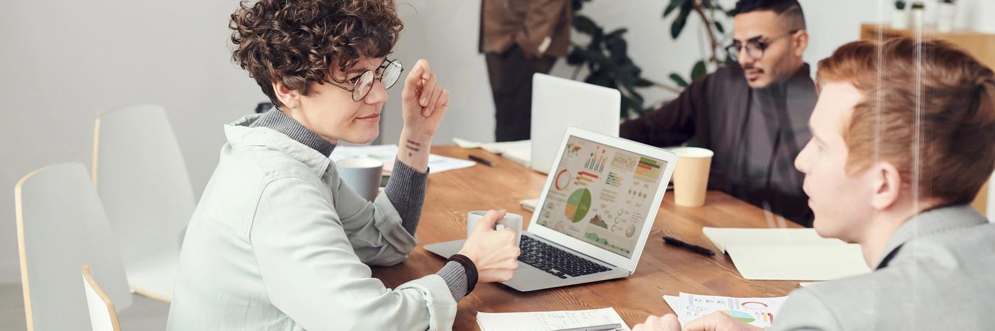Des salariés d'une entreprise en réunion