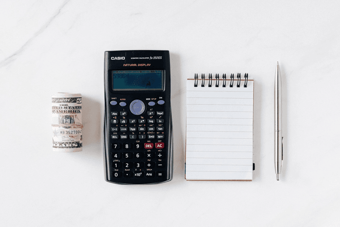 Une calculatrice, de l'argent et un carnet