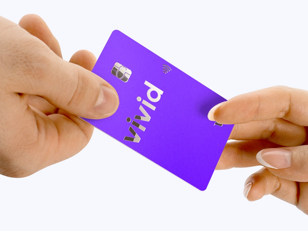 Deux mains tiennent une carte Vivid Money