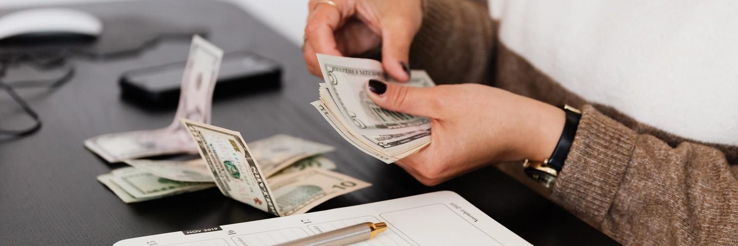 Une femme avec des billets dans les mains