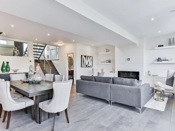 Une personne lit un livre sur l'investissement immobilier