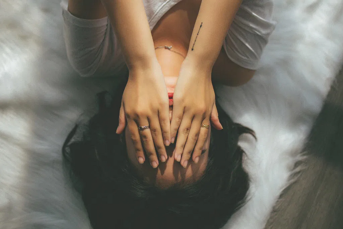 Une femme qui se cache le visage