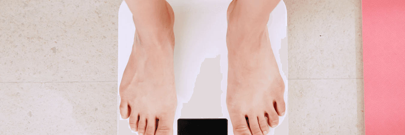 Une personne se pèse sur une balance