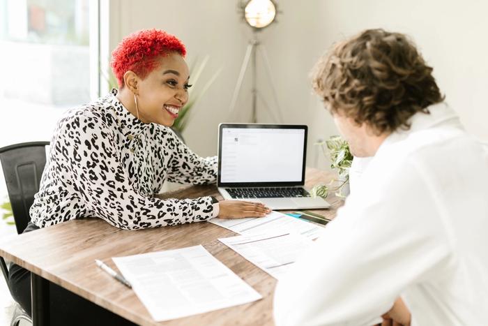 Une banquiere explique la durée d'un contrat d'assurance-vie