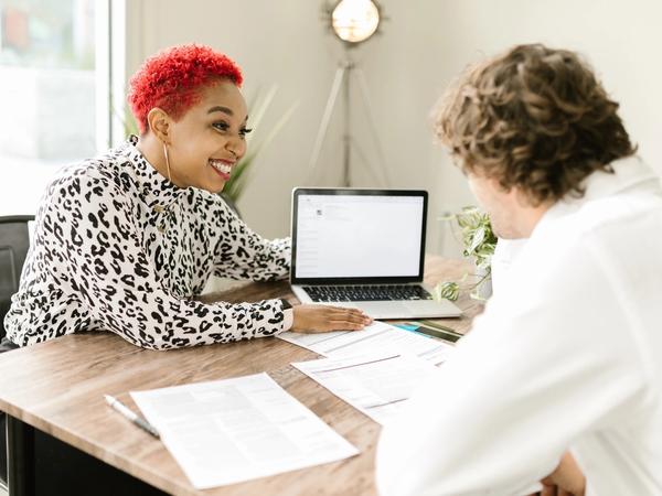 Une banquiere explique la durée d'un contrat d'assurance-vie