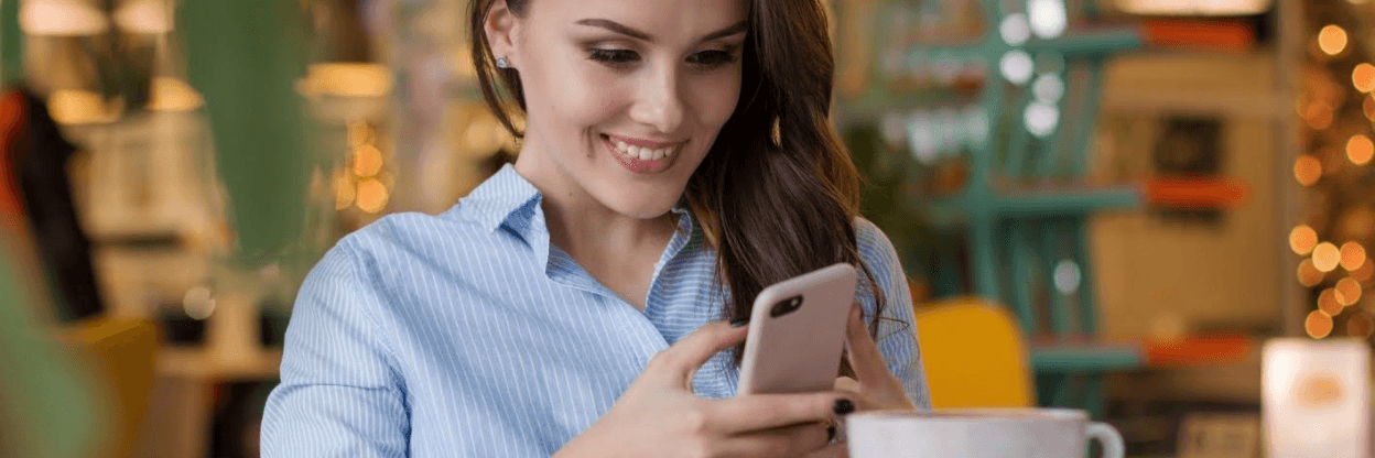 Une femme regarde sa banque sur son téléphone